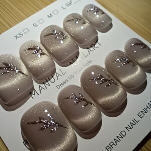Silver Cat Eye Shorty Nail Set With Gold Glitter Designs